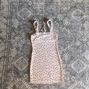 Red roses - White dress - Fit fitting